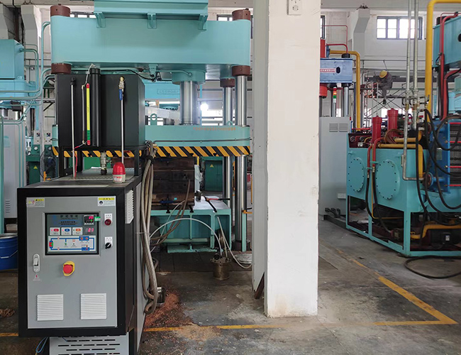 復(fù)合材料玻璃鋼模壓成型油溫機(jī)--控溫案例